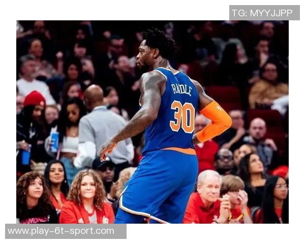 兰德尔上半场表现稳定11投6中贡献14分4篮板1助攻1抢断